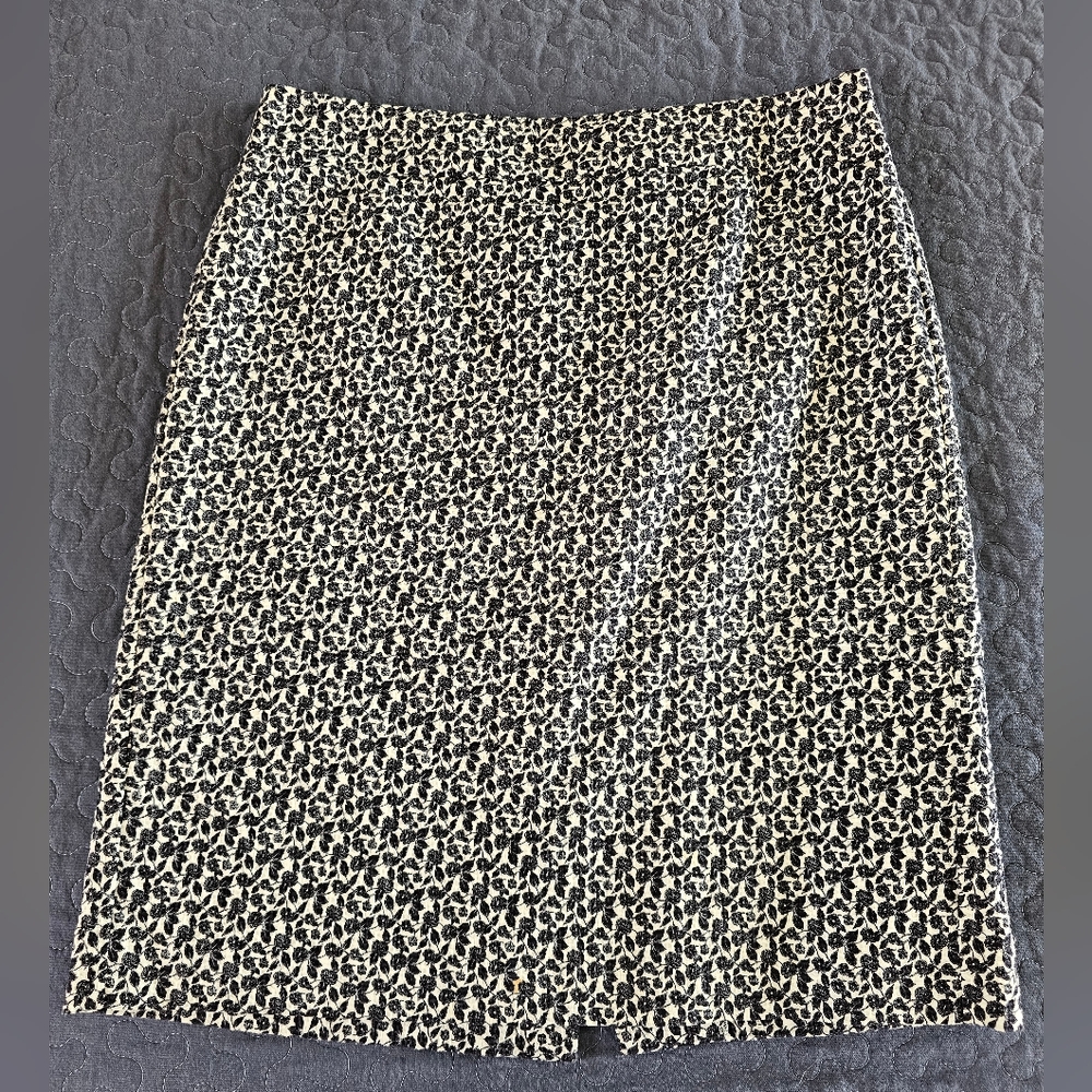 Ann Taylor lightweight Pencil Skirt size 8